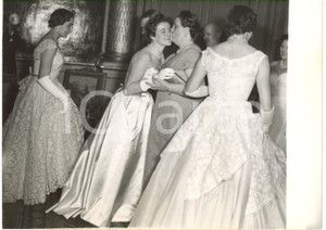 1954 PARIS ÉLYSÉE - Germaine COTY abbraccia una delle sue figlie *Photo 18x13 cm