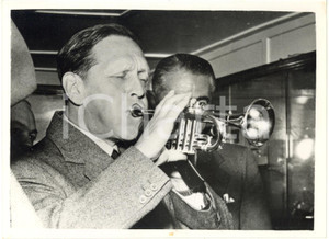 1954 COPENHAGEN NYHAVN - British ambassador Eric BERTHOUD plays the trumpet