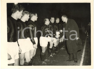 1954 LONDON Upton Park - Ambasciatore italiano Manlio BROSIO saluta A.C. MILAN