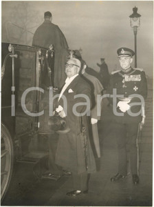 1957 LONDON - Ambassador of Afghanistan Mohammed Kabir LUDIN goes to the Queen