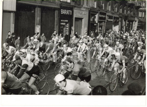 1955 MILANO CICLISMO - Corridori lungo Via Dante per la Milano-Sanremo *Foto