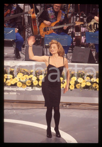 35mm vintage slide* 1996 SANREMO GIOVANI Simona VENTURA Ritratto conduttrice (2) Diapositiva d'epoca, in formato 35 mm. CONDIZIONI: GOODE' severamente vietata la riproduzione. Tutti i diritti sono riservati. ICharta mette in vendita, sul negozio eBay e in esclusiva sul sito "icharta" il proprio archivio composto da numerose diapositive e negativi fotografici d'epoca, tutti originali e autentici, che attraversano la storia del costume italiano tra gli la fine degli anni Sessanta e Novanta.Si tratta di uno sguardo inedito sull'attualit&agrave;, la politica, la vita quotidiana, il gossip e la cultura, che fotografa il cambiamento della nazione in quest'ultimo scorcio del XX secolo. Un'occasione unica per il mercato del collezionismo, che vede finalmente disponibile un archivio eccezionale per vastit&agrave;, tematiche e condizioni, in un settore (il negativo fotografico e la diapositiva) di assoluta novit&agrave; e dalle interessanti prospettive di investimento.  originale e autentica 1