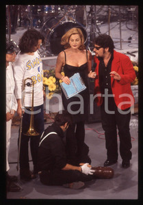 35mm vintage slide*1996 SANREMO GIOVANI Simona VENTURA LATTE E I SUOI DERIVATI Diapositiva d'epoca, in formato 35 mm.Nella diaposititiva compaiono Claudio Gregori e Pasquale Petrolo in arte Greg e Lillo. CONDIZIONI: GOODE' severamente vietata la riproduzione. Tutti i diritti sono riservati. ICharta mette in vendita, sul negozio eBay e in esclusiva sul sito "icharta" il proprio archivio composto da numerose diapositive e negativi fotografici d'epoca, tutti originali e autentici, che attraversano la storia del costume italiano tra gli la fine degli anni Sessanta e Novanta.Si tratta di uno sguardo inedito sull'attualit&agrave;, la politica, la vita quotidiana, il gossip e la cultura, che fotografa il cambiamento della nazione in quest'ultimo scorcio del XX secolo. Un'occasione unica per il mercato del collezionismo, che vede finalmente disponibile un archivio eccezionale per vastit&agrave;, tematiche e condizioni, in un settore (il negativo fotografico e la diapositiva) di assoluta novit&agrave; e dalle interessanti prospettive di investimento.  originale e autentica 1