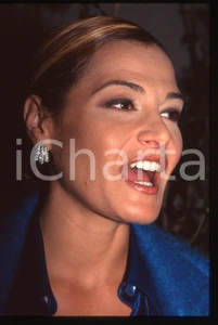 35mm vintage slide* 2000 ca COSTUME Simona VENTURA Ritratto conduttrice (50) Diapositiva d'epoca, in formato 35 mm. CONDIZIONI: GOODE' severamente vietata la riproduzione. Tutti i diritti sono riservati. ICharta mette in vendita, sul negozio eBay e in esclusiva sul sito "icharta" il proprio archivio composto da numerose diapositive e negativi fotografici d'epoca, tutti originali e autentici, che attraversano la storia del costume italiano tra gli la fine degli anni Sessanta e Novanta.Si tratta di uno sguardo inedito sull'attualit&agrave;, la politica, la vita quotidiana, il gossip e la cultura, che fotografa il cambiamento della nazione in quest'ultimo scorcio del XX secolo. Un'occasione unica per il mercato del collezionismo, che vede finalmente disponibile un archivio eccezionale per vastit&agrave;, tematiche e condizioni, in un settore (il negativo fotografico e la diapositiva) di assoluta novit&agrave; e dalle interessanti prospettive di investimento.  originale e autentica 1