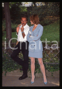 35mm vintage slide*1995 CANALE 5 - Massimo LOPEZ e  Simona VENTURA Ritratto La diapositiva &egrave; stata scattata durante la presentazione del programma Scherzi a parte. Diapositiva d'epoca, in formato 35 mm. CONDIZIONI: GOODE' severamente vietata la riproduzione. Tutti i diritti sono riservati. ICharta mette in vendita, sul negozio eBay e in esclusiva sul sito "icharta" il proprio archivio composto da numerose diapositive e negativi fotografici d'epoca, tutti originali e autentici, che attraversano la storia del costume italiano tra gli la fine degli anni Sessanta e Novanta.Si tratta di uno sguardo inedito sull'attualit&agrave;, la politica, la vita quotidiana, il gossip e la cultura, che fotografa il cambiamento della nazione in quest'ultimo scorcio del XX secolo. Un'occasione unica per il mercato del collezionismo, che vede finalmente disponibile un archivio eccezionale per vastit&agrave;, tematiche e condizioni, in un settore (il negativo fotografico e la diapositiva) di assoluta novit&agrave; e dalle interessanti prospettive di investimento.  originale e autentica 1