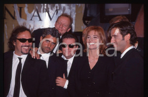 35mm vintage slide*1997 TELEVISIONE ITALIA 1 Simona VENTURA e il Cast LE IENE 13 Diapositiva d'epoca, in formato 35 mm.CONDIZIONI: GOODE' severamente vietata la riproduzione. Tutti i diritti sono riservati. ICharta mette in vendita, sul negozio eBay e in esclusiva sul sito "icharta" il proprio archivio composto da numerose diapositive e negativi fotografici d'epoca, tutti originali e autentici, che attraversano la storia del costume italiano tra gli la fine degli anni Sessanta e Novanta.Si tratta di uno sguardo inedito sull'attualit&agrave;, la politica, la vita quotidiana, il gossip e la cultura, che fotografa il cambiamento della nazione in quest'ultimo scorcio del XX secolo. Un'occasione unica per il mercato del collezionismo, che vede finalmente disponibile un archivio eccezionale per vastit&agrave;, tematiche e condizioni, in un settore (il negativo fotografico e la diapositiva) di assoluta novit&agrave; e dalle interessanti prospettive di investimento.  originale e autentica 1