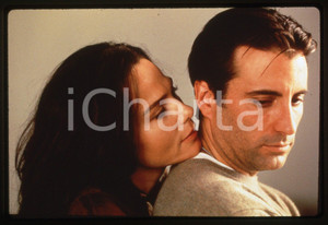 35mm vintage slide* 1996 NIGHT FALLS ON MANHATTAN Andy GARCIA e Lena OLIN Diapositiva d'epoca, in formato 35 mm.CONDIZIONI: GOODE' severamente vietata la riproduzione. Tutti i diritti sono riservati. ICharta mette in vendita, sul negozio eBay e in esclusiva sul sito "icharta" il proprio archivio composto da numerose diapositive e negativi fotografici d'epoca, tutti originali e autentici, che attraversano la storia del costume italiano tra gli la fine degli anni Sessanta e Novanta.Si tratta di uno sguardo inedito sull'attualit&agrave;, la politica, la vita quotidiana, il gossip e la cultura, che fotografa il cambiamento della nazione in quest'ultimo scorcio del XX secolo. Un'occasione unica per il mercato del collezionismo, che vede finalmente disponibile un archivio eccezionale per vastit&agrave;, tematiche e condizioni, in un settore (il negativo fotografico e la diapositiva) di assoluta novit&agrave; e dalle interessanti prospettive di investimento.  originale e autentica 1