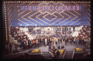 35mm vintage slide* 1996 SANREMO GIOVANI Simona VENTURA e Claudio CECCHETTO (6) Diapositiva d'epoca, in formato 35 mm. CONDIZIONI: GOODE' severamente vietata la riproduzione. Tutti i diritti sono riservati. ICharta mette in vendita, sul negozio eBay e in esclusiva sul sito "icharta" il proprio archivio composto da numerose diapositive e negativi fotografici d'epoca, tutti originali e autentici, che attraversano la storia del costume italiano tra gli la fine degli anni Sessanta e Novanta.Si tratta di uno sguardo inedito sull'attualit&agrave;, la politica, la vita quotidiana, il gossip e la cultura, che fotografa il cambiamento della nazione in quest'ultimo scorcio del XX secolo. Un'occasione unica per il mercato del collezionismo, che vede finalmente disponibile un archivio eccezionale per vastit&agrave;, tematiche e condizioni, in un settore (il negativo fotografico e la diapositiva) di assoluta novit&agrave; e dalle interessanti prospettive di investimento.  originale e autentica 1