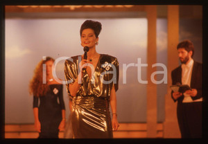 35mm vintage slide*1988 CAMPIONE D'ITALIA Simona VENTURA MISS UNIVERSO ITALIA 28 Diapositiva d'epoca, in formato 35 mm. CONDIZIONI: GOODE' severamente vietata la riproduzione. Tutti i diritti sono riservati. ICharta mette in vendita, sul negozio eBay e in esclusiva sul sito "icharta" il proprio archivio composto da numerose diapositive e negativi fotografici d'epoca, tutti originali e autentici, che attraversano la storia del costume italiano tra gli la fine degli anni Sessanta e Novanta.Si tratta di uno sguardo inedito sull'attualit&agrave;, la politica, la vita quotidiana, il gossip e la cultura, che fotografa il cambiamento della nazione in quest'ultimo scorcio del XX secolo. Un'occasione unica per il mercato del collezionismo, che vede finalmente disponibile un archivio eccezionale per vastit&agrave;, tematiche e condizioni, in un settore (il negativo fotografico e la diapositiva) di assoluta novit&agrave; e dalle interessanti prospettive di investimento.  originale e autentica 1