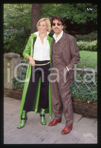 35mm vintage slide* 1999 COSTUME - Simona VENTURA e Marco COLUMBRO Ritratto Diapositiva d'epoca, in formato 35 mm. CONDIZIONI: GOODE' severamente vietata la riproduzione. Tutti i diritti sono riservati. ICharta mette in vendita, sul negozio eBay e in esclusiva sul sito "icharta" il proprio archivio composto da numerose diapositive e negativi fotografici d'epoca, tutti originali e autentici, che attraversano la storia del costume italiano tra gli la fine degli anni Sessanta e Novanta.Si tratta di uno sguardo inedito sull'attualit&agrave;, la politica, la vita quotidiana, il gossip e la cultura, che fotografa il cambiamento della nazione in quest'ultimo scorcio del XX secolo. Un'occasione unica per il mercato del collezionismo, che vede finalmente disponibile un archivio eccezionale per vastit&agrave;, tematiche e condizioni, in un settore (il negativo fotografico e la diapositiva) di assoluta novit&agrave; e dalle interessanti prospettive di investimento.  originale e autentica 1