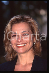 35mm vintage slide* 2000 ca COSTUME Simona VENTURA Ritratto conduttrice (202) Diapositiva d'epoca, in formato 35 mm. CONDIZIONI: GOODE' severamente vietata la riproduzione. Tutti i diritti sono riservati. ICharta mette in vendita, sul negozio eBay e in esclusiva sul sito "icharta" il proprio archivio composto da numerose diapositive e negativi fotografici d'epoca, tutti originali e autentici, che attraversano la storia del costume italiano tra gli la fine degli anni Sessanta e Novanta.Si tratta di uno sguardo inedito sull'attualit&agrave;, la politica, la vita quotidiana, il gossip e la cultura, che fotografa il cambiamento della nazione in quest'ultimo scorcio del XX secolo. Un'occasione unica per il mercato del collezionismo, che vede finalmente disponibile un archivio eccezionale per vastit&agrave;, tematiche e condizioni, in un settore (il negativo fotografico e la diapositiva) di assoluta novit&agrave; e dalle interessanti prospettive di investimento.  originale e autentica 1