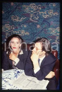 35mm vintage slide*1995ca COSTUME Alessandra DI SANZO Vittorio SGARBI ritratto 2 Diapositiva d'epoca, in formato 35 mm. CONDIZIONI: GOODE' severamente vietata la riproduzione. Tutti i diritti sono riservati. ICharta mette in vendita, sul negozio eBay e in esclusiva sul sito "icharta" il proprio archivio composto da numerose diapositive e negativi fotografici d'epoca, tutti originali e autentici, che attraversano la storia del costume italiano tra gli la fine degli anni Sessanta e Novanta.Si tratta di uno sguardo inedito sull'attualit&agrave;, la politica, la vita quotidiana, il gossip e la cultura, che fotografa il cambiamento della nazione in quest'ultimo scorcio del XX secolo. Un'occasione unica per il mercato del collezionismo, che vede finalmente disponibile un archivio eccezionale per vastit&agrave;, tematiche e condizioni, in un settore (il negativo fotografico e la diapositiva) di assoluta novit&agrave; e dalle interessanti prospettive di investimento.  originale e autentica 1