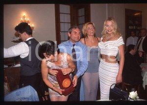 35mm vintage slide*2000ca COSTUME Valeria MARINI Serena DANDINI Simona VENTURA Diapositiva d'epoca, in formato 35 mm. Nella diapositiva appare inoltre Simona Ventura.CONDIZIONI: GOODE' severamente vietata la riproduzione. Tutti i diritti sono riservati. ICharta mette in vendita, sul negozio eBay e in esclusiva sul sito "icharta" il proprio archivio composto da numerose diapositive e negativi fotografici d'epoca, tutti originali e autentici, che attraversano la storia del costume italiano tra gli la fine degli anni Sessanta e Novanta.Si tratta di uno sguardo inedito sull'attualit&agrave;, la politica, la vita quotidiana, il gossip e la cultura, che fotografa il cambiamento della nazione in quest'ultimo scorcio del XX secolo. Un'occasione unica per il mercato del collezionismo, che vede finalmente disponibile un archivio eccezionale per vastit&agrave;, tematiche e condizioni, in un settore (il negativo fotografico e la diapositiva) di assoluta novit&agrave; e dalle interessanti prospettive di investimento.  originale e autentica 1