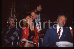 35mm vintage slide* 1998 MILANO ZELIG Giorgio FALETTI con GINO E MICHELE Diapositiva d'epoca, in formato 35 mm.Nella diapositiva appare inoltre Simona Ventura con Luigi Vignali e Michele Mozzati in arte Gino &amp; Michele. CONDIZIONI: GOODE' severamente vietata la riproduzione. Tutti i diritti sono riservati. ICharta mette in vendita, sul negozio eBay e in esclusiva sul sito "icharta" il proprio archivio composto da numerose diapositive e negativi fotografici d'epoca, tutti originali e autentici, che attraversano la storia del costume italiano tra gli la fine degli anni Sessanta e Novanta.Si tratta di uno sguardo inedito sull'attualit&agrave;, la politica, la vita quotidiana, il gossip e la cultura, che fotografa il cambiamento della nazione in quest'ultimo scorcio del XX secolo. Un'occasione unica per il mercato del collezionismo, che vede finalmente disponibile un archivio eccezionale per vastit&agrave;, tematiche e condizioni, in un settore (il negativo fotografico e la diapositiva) di assoluta novit&agrave; e dalle interessanti prospettive di investimento.  originale e autentica 1