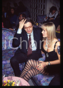 35mm vintage slide*1995 ca COSTUME Vittorio SGARBI Ritratto del critico d'arte Diapositiva d'epoca, in formato 35 mm. CONDIZIONI: GOODE' severamente vietata la riproduzione. Tutti i diritti sono riservati. ICharta mette in vendita, sul negozio eBay e in esclusiva sul sito "icharta" il proprio archivio composto da numerose diapositive e negativi fotografici d'epoca, tutti originali e autentici, che attraversano la storia del costume italiano tra gli la fine degli anni Sessanta e Novanta.Si tratta di uno sguardo inedito sull'attualit&agrave;, la politica, la vita quotidiana, il gossip e la cultura, che fotografa il cambiamento della nazione in quest'ultimo scorcio del XX secolo. Un'occasione unica per il mercato del collezionismo, che vede finalmente disponibile un archivio eccezionale per vastit&agrave;, tematiche e condizioni, in un settore (il negativo fotografico e la diapositiva) di assoluta novit&agrave; e dalle interessanti prospettive di investimento.  originale e autentica 1