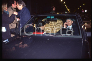 35mm vintage slide*1995 ca COSTUME Vittorio SGARBI Demetra HAMPTON paparazzati Diapositiva d'epoca, in formato 35 mm. CONDIZIONI: GOODE' severamente vietata la riproduzione. Tutti i diritti sono riservati. ICharta mette in vendita, sul negozio eBay e in esclusiva sul sito "icharta" il proprio archivio composto da numerose diapositive e negativi fotografici d'epoca, tutti originali e autentici, che attraversano la storia del costume italiano tra gli la fine degli anni Sessanta e Novanta.Si tratta di uno sguardo inedito sull'attualit&agrave;, la politica, la vita quotidiana, il gossip e la cultura, che fotografa il cambiamento della nazione in quest'ultimo scorcio del XX secolo. Un'occasione unica per il mercato del collezionismo, che vede finalmente disponibile un archivio eccezionale per vastit&agrave;, tematiche e condizioni, in un settore (il negativo fotografico e la diapositiva) di assoluta novit&agrave; e dalle interessanti prospettive di investimento.  originale e autentica 1
