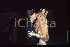 35mm vintage slide*1995 ca COSTUME Vittorio SGARBI e Pinina GARAVAGLIA Diapositiva d'epoca, in formato 35 mm. CONDIZIONI: GOODE' severamente vietata la riproduzione. Tutti i diritti sono riservati. ICharta mette in vendita, sul negozio eBay e in esclusiva sul sito "icharta" il proprio archivio composto da numerose diapositive e negativi fotografici d'epoca, tutti originali e autentici, che attraversano la storia del costume italiano tra gli la fine degli anni Sessanta e Novanta.Si tratta di uno sguardo inedito sull'attualit&agrave;, la politica, la vita quotidiana, il gossip e la cultura, che fotografa il cambiamento della nazione in quest'ultimo scorcio del XX secolo. Un'occasione unica per il mercato del collezionismo, che vede finalmente disponibile un archivio eccezionale per vastit&agrave;, tematiche e condizioni, in un settore (il negativo fotografico e la diapositiva) di assoluta novit&agrave; e dalle interessanti prospettive di investimento.  originale e autentica 1