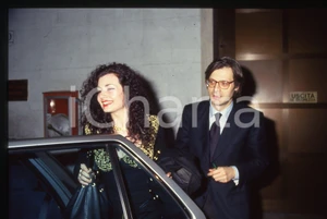 35mm vintage slide* 1995 COSTUME Jessica RIZZO e Vittorio SGARBI paparazzati Diapositiva d'epoca, in formato 35 mm. CONDIZIONI: GOODE' severamente vietata la riproduzione. Tutti i diritti sono riservati. ICharta mette in vendita, sul negozio eBay e in esclusiva sul sito "icharta" il proprio archivio composto da numerose diapositive e negativi fotografici d'epoca, tutti originali e autentici, che attraversano la storia del costume italiano tra gli la fine degli anni Sessanta e Novanta.Si tratta di uno sguardo inedito sull'attualit&agrave;, la politica, la vita quotidiana, il gossip e la cultura, che fotografa il cambiamento della nazione in quest'ultimo scorcio del XX secolo. Un'occasione unica per il mercato del collezionismo, che vede finalmente disponibile un archivio eccezionale per vastit&agrave;, tematiche e condizioni, in un settore (il negativo fotografico e la diapositiva) di assoluta novit&agrave; e dalle interessanti prospettive di investimento.  originale e autentica 1