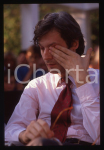 35mm vintage slide*1995ca COSTUME Vittorio SGARBI Ritratto del critico d'arte 11 Diapositiva d'epoca, in formato 35 mm. CONDIZIONI: GOODE' severamente vietata la riproduzione. Tutti i diritti sono riservati. ICharta mette in vendita, sul negozio eBay e in esclusiva sul sito "icharta" il proprio archivio composto da numerose diapositive e negativi fotografici d'epoca, tutti originali e autentici, che attraversano la storia del costume italiano tra gli la fine degli anni Sessanta e Novanta.Si tratta di uno sguardo inedito sull'attualit&agrave;, la politica, la vita quotidiana, il gossip e la cultura, che fotografa il cambiamento della nazione in quest'ultimo scorcio del XX secolo. Un'occasione unica per il mercato del collezionismo, che vede finalmente disponibile un archivio eccezionale per vastit&agrave;, tematiche e condizioni, in un settore (il negativo fotografico e la diapositiva) di assoluta novit&agrave; e dalle interessanti prospettive di investimento.  originale e autentica 1