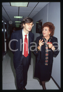 35mm vintage slide*1995 ca TELEVISIONE Nilla PIZZI e Vittorio SGARBI ritratto Diapositiva d'epoca, in formato 35 mm. CONDIZIONI: GOODE' severamente vietata la riproduzione. Tutti i diritti sono riservati. ICharta mette in vendita, sul negozio eBay e in esclusiva sul sito "icharta" il proprio archivio composto da numerose diapositive e negativi fotografici d'epoca, tutti originali e autentici, che attraversano la storia del costume italiano tra gli la fine degli anni Sessanta e Novanta.Si tratta di uno sguardo inedito sull'attualit&agrave;, la politica, la vita quotidiana, il gossip e la cultura, che fotografa il cambiamento della nazione in quest'ultimo scorcio del XX secolo. Un'occasione unica per il mercato del collezionismo, che vede finalmente disponibile un archivio eccezionale per vastit&agrave;, tematiche e condizioni, in un settore (il negativo fotografico e la diapositiva) di assoluta novit&agrave; e dalle interessanti prospettive di investimento.  originale e autentica 1