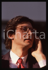 35mm vintage slide*1995ca COSTUME Vittorio SGARBI Ritratto del critico d'arte 35 Diapositiva d'epoca, in formato 35 mm. CONDIZIONI: GOODE' severamente vietata la riproduzione. Tutti i diritti sono riservati. ICharta mette in vendita, sul negozio eBay e in esclusiva sul sito "icharta" il proprio archivio composto da numerose diapositive e negativi fotografici d'epoca, tutti originali e autentici, che attraversano la storia del costume italiano tra gli la fine degli anni Sessanta e Novanta.Si tratta di uno sguardo inedito sull'attualit&agrave;, la politica, la vita quotidiana, il gossip e la cultura, che fotografa il cambiamento della nazione in quest'ultimo scorcio del XX secolo. Un'occasione unica per il mercato del collezionismo, che vede finalmente disponibile un archivio eccezionale per vastit&agrave;, tematiche e condizioni, in un settore (il negativo fotografico e la diapositiva) di assoluta novit&agrave; e dalle interessanti prospettive di investimento.  originale e autentica 1