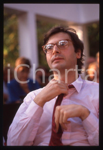 35mm vintage slide*1995ca COSTUME Vittorio SGARBI Ritratto del critico d'arte 36 Diapositiva d'epoca, in formato 35 mm. CONDIZIONI: GOODE' severamente vietata la riproduzione. Tutti i diritti sono riservati. ICharta mette in vendita, sul negozio eBay e in esclusiva sul sito "icharta" il proprio archivio composto da numerose diapositive e negativi fotografici d'epoca, tutti originali e autentici, che attraversano la storia del costume italiano tra gli la fine degli anni Sessanta e Novanta.Si tratta di uno sguardo inedito sull'attualit&agrave;, la politica, la vita quotidiana, il gossip e la cultura, che fotografa il cambiamento della nazione in quest'ultimo scorcio del XX secolo. Un'occasione unica per il mercato del collezionismo, che vede finalmente disponibile un archivio eccezionale per vastit&agrave;, tematiche e condizioni, in un settore (il negativo fotografico e la diapositiva) di assoluta novit&agrave; e dalle interessanti prospettive di investimento.  originale e autentica 1