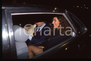 35mm vintage slide*1995ca COSTUME Vittorio SGARBI con Fanny CADEO paparazzati 17 Diapositiva d'epoca, in formato 35 mm. CONDIZIONI: GOODE' severamente vietata la riproduzione. Tutti i diritti sono riservati. ICharta mette in vendita, sul negozio eBay e in esclusiva sul sito "icharta" il proprio archivio composto da numerose diapositive e negativi fotografici d'epoca, tutti originali e autentici, che attraversano la storia del costume italiano tra gli la fine degli anni Sessanta e Novanta.Si tratta di uno sguardo inedito sull'attualit&agrave;, la politica, la vita quotidiana, il gossip e la cultura, che fotografa il cambiamento della nazione in quest'ultimo scorcio del XX secolo. Un'occasione unica per il mercato del collezionismo, che vede finalmente disponibile un archivio eccezionale per vastit&agrave;, tematiche e condizioni, in un settore (il negativo fotografico e la diapositiva) di assoluta novit&agrave; e dalle interessanti prospettive di investimento.  originale e autentica 1