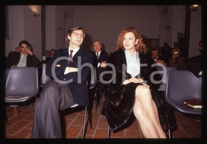 35mm vintage slide*1995 ca COSTUME Vittorio SGARBI con Eva GRIMALDI ritratto 1 Diapositiva d'epoca, in formato 35 mm.Nella diapositiva appare Milva Perinoni in arte Eva Grimaldi. CONDIZIONI: GOODE' severamente vietata la riproduzione. Tutti i diritti sono riservati. ICharta mette in vendita, sul negozio eBay e in esclusiva sul sito "icharta" il proprio archivio composto da numerose diapositive e negativi fotografici d'epoca, tutti originali e autentici, che attraversano la storia del costume italiano tra gli la fine degli anni Sessanta e Novanta.Si tratta di uno sguardo inedito sull'attualit&agrave;, la politica, la vita quotidiana, il gossip e la cultura, che fotografa il cambiamento della nazione in quest'ultimo scorcio del XX secolo. Un'occasione unica per il mercato del collezionismo, che vede finalmente disponibile un archivio eccezionale per vastit&agrave;, tematiche e condizioni, in un settore (il negativo fotografico e la diapositiva) di assoluta novit&agrave; e dalle interessanti prospettive di investimento.  originale e autentica 1