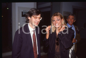 35mm vintage slide*1985ca COSTUME Vittorio SGARBI Patrizia CASELLI Walter CHIARI Diapositiva d'epoca, in formato 35 mm. CONDIZIONI: GOODE' severamente vietata la riproduzione. Tutti i diritti sono riservati. ICharta mette in vendita, sul negozio eBay e in esclusiva sul sito "icharta" il proprio archivio composto da numerose diapositive e negativi fotografici d'epoca, tutti originali e autentici, che attraversano la storia del costume italiano tra gli la fine degli anni Sessanta e Novanta.Si tratta di uno sguardo inedito sull'attualit&agrave;, la politica, la vita quotidiana, il gossip e la cultura, che fotografa il cambiamento della nazione in quest'ultimo scorcio del XX secolo. Un'occasione unica per il mercato del collezionismo, che vede finalmente disponibile un archivio eccezionale per vastit&agrave;, tematiche e condizioni, in un settore (il negativo fotografico e la diapositiva) di assoluta novit&agrave; e dalle interessanti prospettive di investimento.  originale e autentica 1