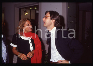 35mm vintage slide*1995ca COSTUME Valeria MORICONI e Vittorio SGARBI ritratto 2 Diapositiva d'epoca, in formato 35 mm. CONDIZIONI: GOODE' severamente vietata la riproduzione. Tutti i diritti sono riservati. ICharta mette in vendita, sul negozio eBay e in esclusiva sul sito "icharta" il proprio archivio composto da numerose diapositive e negativi fotografici d'epoca, tutti originali e autentici, che attraversano la storia del costume italiano tra gli la fine degli anni Sessanta e Novanta.Si tratta di uno sguardo inedito sull'attualit&agrave;, la politica, la vita quotidiana, il gossip e la cultura, che fotografa il cambiamento della nazione in quest'ultimo scorcio del XX secolo. Un'occasione unica per il mercato del collezionismo, che vede finalmente disponibile un archivio eccezionale per vastit&agrave;, tematiche e condizioni, in un settore (il negativo fotografico e la diapositiva) di assoluta novit&agrave; e dalle interessanti prospettive di investimento.  originale e autentica 1