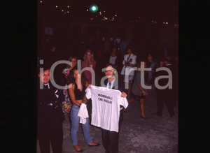 35mm vintage slide* 1994 COSTUME Vittorio SGARBI contro WORLD CUP USA '94 Diapositiva d'epoca, in formato 35 mm. CONDIZIONI: GOODE' severamente vietata la riproduzione. Tutti i diritti sono riservati. ICharta mette in vendita, sul negozio eBay e in esclusiva sul sito "icharta" il proprio archivio composto da numerose diapositive e negativi fotografici d'epoca, tutti originali e autentici, che attraversano la storia del costume italiano tra gli la fine degli anni Sessanta e Novanta.Si tratta di uno sguardo inedito sull'attualit&agrave;, la politica, la vita quotidiana, il gossip e la cultura, che fotografa il cambiamento della nazione in quest'ultimo scorcio del XX secolo. Un'occasione unica per il mercato del collezionismo, che vede finalmente disponibile un archivio eccezionale per vastit&agrave;, tematiche e condizioni, in un settore (il negativo fotografico e la diapositiva) di assoluta novit&agrave; e dalle interessanti prospettive di investimento.  originale e autentica 1
