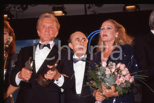 Fotografia d epoca originale 35mm vintage slide 1989 CAMPIONE D ITALIA Kirk DOUGLAS Ursula ANDRESS premiati 1