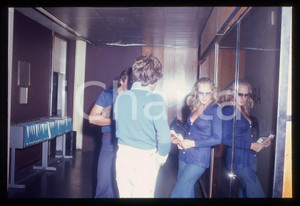 35mm vintage slide* 1975 ca ITALIA Ursula ANDRESS paparazzata in aeroporto