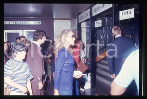 35mm vintage slide* 1975 ca ITALIA  - Ursula ANDRESS in aeroporto paparazzata 1