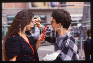 35mm vintage slide*1991 COMMISSARIO CORSO - NOTTE DI LUNA Rosa Di BRIGIDA 23  Diapositiva d'epoca, in formato 35 mm.CONDIZIONI: GOODE' severamente vietata la riproduzione. Tutti i diritti sono riservati. ICharta mette in vendita, sul negozio eBay e in esclusiva sul sito "icharta" il proprio archivio composto da numerose diapositive e negativi fotografici d'epoca, tutti originali e autentici, che attraversano la storia del costume italiano tra gli la fine degli anni Sessanta e Novanta.Si tratta di uno sguardo inedito sull'attualit&agrave;, la politica, la vita quotidiana, il gossip e la cultura, che fotografa il cambiamento della nazione in quest'ultimo scorcio del XX secolo. Un'occasione unica per il mercato del collezionismo, che vede finalmente disponibile un archivio eccezionale per vastit&agrave;, tematiche e condizioni, in un settore (il negativo fotografico e la diapositiva) di assoluta novit&agrave; e dalle interessanti prospettive di investimento.  originale e autentica 1