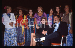 35mm vintage slide *1991 COMMISSARIO CORSO Diego ABATANTUONO Maddalena CRIPPA 7  Diapositiva d'epoca, in formato 35 mm.CONDIZIONI: GOODE' severamente vietata la riproduzione. Tutti i diritti sono riservati. ICharta mette in vendita, sul negozio eBay e in esclusiva sul sito "icharta" il proprio archivio composto da numerose diapositive e negativi fotografici d'epoca, tutti originali e autentici, che attraversano la storia del costume italiano tra gli la fine degli anni Sessanta e Novanta.Si tratta di uno sguardo inedito sull'attualit&agrave;, la politica, la vita quotidiana, il gossip e la cultura, che fotografa il cambiamento della nazione in quest'ultimo scorcio del XX secolo. Un'occasione unica per il mercato del collezionismo, che vede finalmente disponibile un archivio eccezionale per vastit&agrave;, tematiche e condizioni, in un settore (il negativo fotografico e la diapositiva) di assoluta novit&agrave; e dalle interessanti prospettive di investimento.  originale e autentica 1