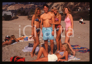 Fotografia d epoca originale 35mm vintage slide1990 ca BAYWATCH Gruppo di figuranti sul set della serie tv 1