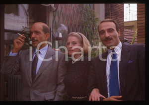 35mm vintage slide^1989 UNA VERITÀ COME UN'ALTRA Orso Maria GUERRINI CAPUCINE 4  Diapositiva d'epoca, in formato 35 mm.Nella diapositiva appare anche Paolo Maria Scalondro.CONDIZIONI: GOODE' severamente vietata la riproduzione. Tutti i diritti sono riservati. ICharta mette in vendita, sul negozio eBay e in esclusiva sul sito "icharta" il proprio archivio composto da numerose diapositive e negativi fotografici d'epoca, tutti originali e autentici, che attraversano la storia del costume italiano tra gli la fine degli anni Sessanta e Novanta.Si tratta di uno sguardo inedito sull'attualit&agrave;, la politica, la vita quotidiana, il gossip e la cultura, che fotografa il cambiamento della nazione in quest'ultimo scorcio del XX secolo. Un'occasione unica per il mercato del collezionismo, che vede finalmente disponibile un archivio eccezionale per vastit&agrave;, tematiche e condizioni, in un settore (il negativo fotografico e la diapositiva) di assoluta novit&agrave; e dalle interessanti prospettive di investimento.  originale e autentica 1