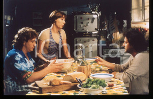 35mm vintage slide*1997 FUOCHI D'ARTIFICIO Leonardo PIERACCIONI Scena del film   Diapositiva d'epoca, in formato 35 mm.Nella diapositva appaiono anche Roberto Brunetti,Barbara Enrichi.CONDIZIONI: GOODE' severamente vietata la riproduzione. Tutti i diritti sono riservati. ICharta mette in vendita, sul negozio eBay e in esclusiva sul sito "icharta" il proprio archivio composto da numerose diapositive e negativi fotografici d'epoca, tutti originali e autentici, che attraversano la storia del costume italiano tra gli la fine degli anni Sessanta e Novanta.Si tratta di uno sguardo inedito sull'attualit&agrave;, la politica, la vita quotidiana, il gossip e la cultura, che fotografa il cambiamento della nazione in quest'ultimo scorcio del XX secolo. Un'occasione unica per il mercato del collezionismo, che vede finalmente disponibile un archivio eccezionale per vastit&agrave;, tematiche e condizioni, in un settore (il negativo fotografico e la diapositiva) di assoluta novit&agrave; e dalle interessanti prospettive di investimento.     originale e autentica 1