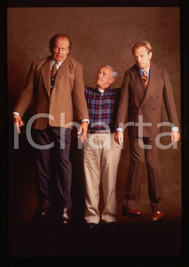 35mm vintage slide*1995ca FRASIER Kelsey GRAMMER John MAHONEY David HYDE PIERCE  Diapositiva d'epoca, in formato 35 mm.CONDIZIONI: GOODE' severamente vietata la riproduzione. Tutti i diritti sono riservati. ICharta mette in vendita, sul negozio eBay e in esclusiva sul sito "icharta" il proprio archivio composto da numerose diapositive e negativi fotografici d'epoca, tutti originali e autentici, che attraversano la storia del costume italiano tra gli la fine degli anni Sessanta e Novanta.Si tratta di uno sguardo inedito sull'attualit&agrave;, la politica, la vita quotidiana, il gossip e la cultura, che fotografa il cambiamento della nazione in quest'ultimo scorcio del XX secolo. Un'occasione unica per il mercato del collezionismo, che vede finalmente disponibile un archivio eccezionale per vastit&agrave;, tematiche e condizioni, in un settore (il negativo fotografico e la diapositiva) di assoluta novit&agrave; e dalle interessanti prospettive di investimento.  originale e autentica 1