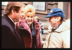 35mm vintage slide *1996 FOR LOVE ALONE: THE IVANA TRUMP STORY Sanna VRAA (2)  Diapositiva d'epoca, in formato 35 mm.CONDIZIONI: GOODE' severamente vietata la riproduzione. Tutti i diritti sono riservati. ICharta mette in vendita, sul negozio eBay e in esclusiva sul sito "icharta" il proprio archivio composto da numerose diapositive e negativi fotografici d'epoca, tutti originali e autentici, che attraversano la storia del costume italiano tra gli la fine degli anni Sessanta e Novanta.Si tratta di uno sguardo inedito sull'attualit&agrave;, la politica, la vita quotidiana, il gossip e la cultura, che fotografa il cambiamento della nazione in quest'ultimo scorcio del XX secolo. Un'occasione unica per il mercato del collezionismo, che vede finalmente disponibile un archivio eccezionale per vastit&agrave;, tematiche e condizioni, in un settore (il negativo fotografico e la diapositiva) di assoluta novit&agrave; e dalle interessanti prospettive di investimento.     originale e autentica 1