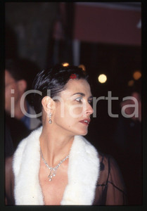 35mm vintage slide* 1997 CANNES Demi MOORE Inaugurazione Planet Hollywood 2  Diapositiva d'epoca, in formato 35 mm. CONDIZIONI: GOODE' severamente vietata la riproduzione. Tutti i diritti sono riservati.Nella diapositiva ICharta mette in vendita, sul negozio eBay e in esclusiva sul sito "icharta" il proprio archivio composto da numerose diapositive e negativi fotografici d'epoca, tutti originali e autentici, che attraversano la storia del costume italiano tra gli la fine degli anni Sessanta e Novanta.Si tratta di uno sguardo inedito sull'attualit&agrave;, la politica, la vita quotidiana, il gossip e la cultura, che fotografa il cambiamento della nazione in quest'ultimo scorcio del XX secolo. Un'occasione unica per il mercato del collezionismo, che vede finalmente disponibile un archivio eccezionale per vastit&agrave;, tematiche e condizioni, in un settore (il negativo fotografico e la diapositiva) di assoluta novit&agrave; e dalle interessanti prospettive di investimento.     originale e autentica 1