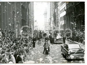 1960 NEW YORK Charles DE GAULLE attraversa Broadway tra la folla festante *Foto  Fotografia d'epoca con didascalia coeva al verso.   CONDIZIONI: FAIR (macchie al verso) FORMATO: 18x13 cm     originale e autentica 1
