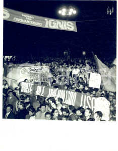1967 MILANO Piazza Duomo - Manifestanti pro Vietnam bloccano Giro d'Italia *Foto