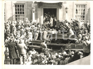 1961 LONDON A crowd for Elizabeth TAYLOR leaving a clinc in a wheelchair *Photo