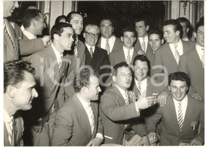 1957 ROMA Giovanni GRONCHI riceve vincitori medaglia d'oro a Olimpiadi Melbourne