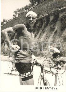 1954 CICLISMO GIRO D'ITALIA 7^ Tappa - Hugo KOBLET si rinfresca *Foto 13x18 cm