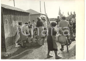 1958 ALLUVIONE PORTO TOLLE - SCARDOVARI Donne in coda per l'acqua *Foto 18x13 cm