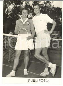 1953 NAPOLI - TORNEO INTERNAZIONALE DI TENNIS Patricia WARD con Sven DAVIDSON  Fotografia d'epoca con didascalia coeva al verso.    CONDIZIONI: G FORMATO: 13x18 cm     originale e autentica 1