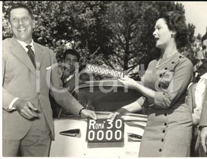 1957 ROMA Tamara LEES all'assegnazione targa 300.000 per FIAT 1100 - Foto